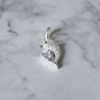 Dije delfín zirconia con corazón