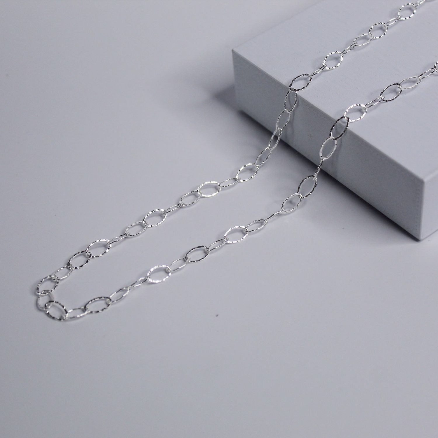 Cadena corbatera dama de círculos diamantados entrelazados