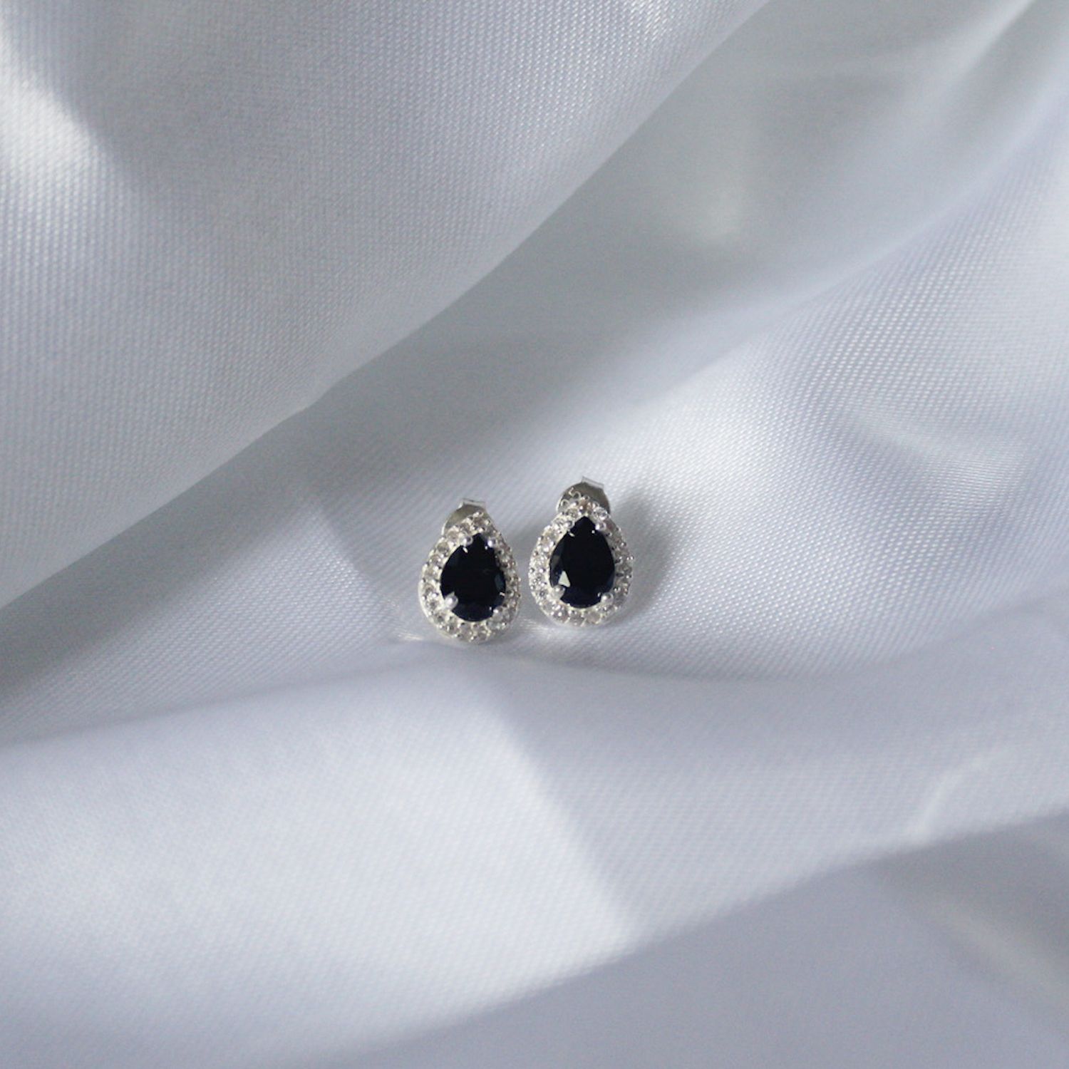 Aretes de gota con zirconia negra y micro zirconia