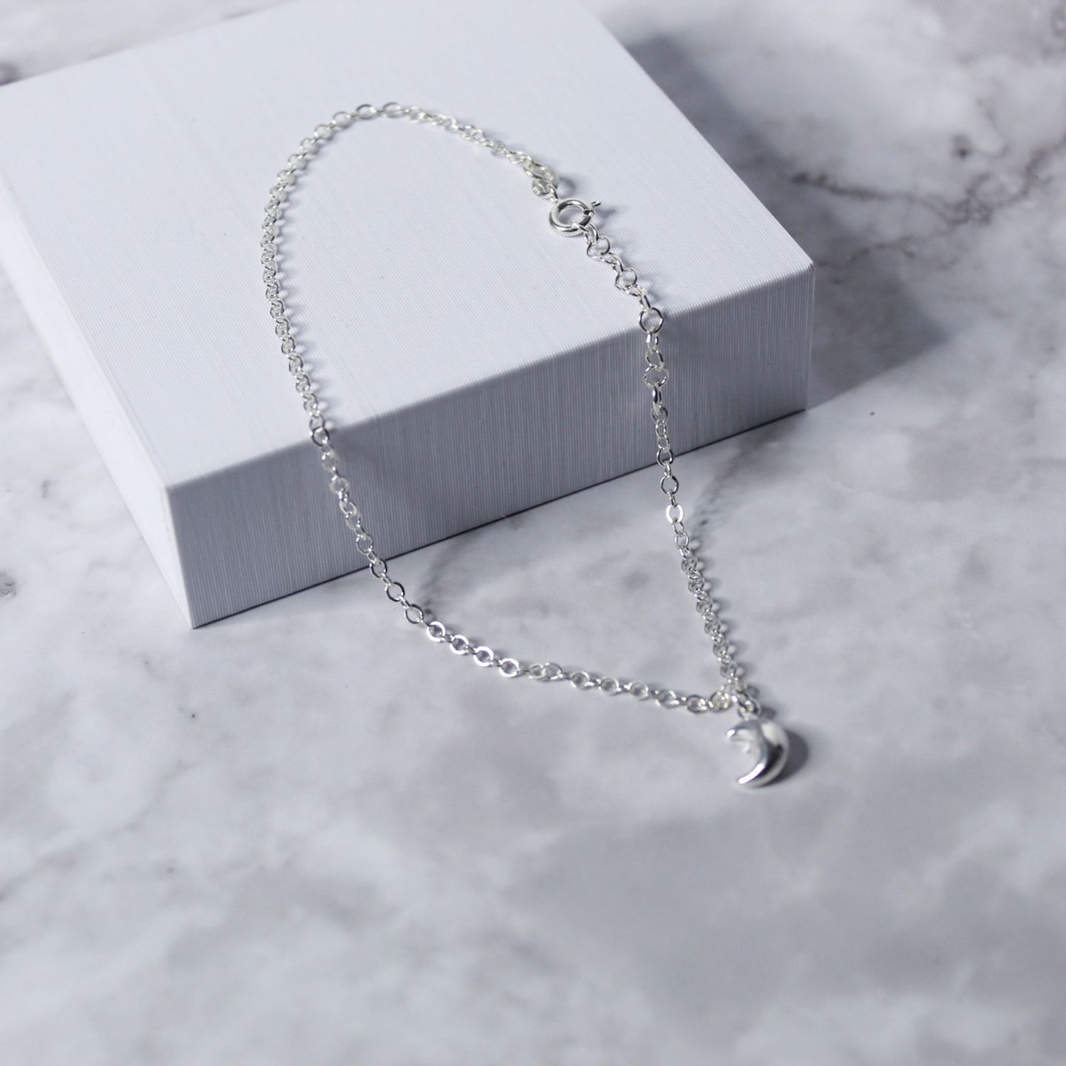 Tobillera con luna y cadena estilo curb