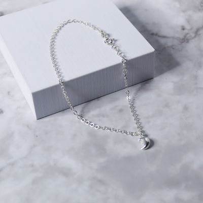 Tobillera con luna y cadena estilo curb