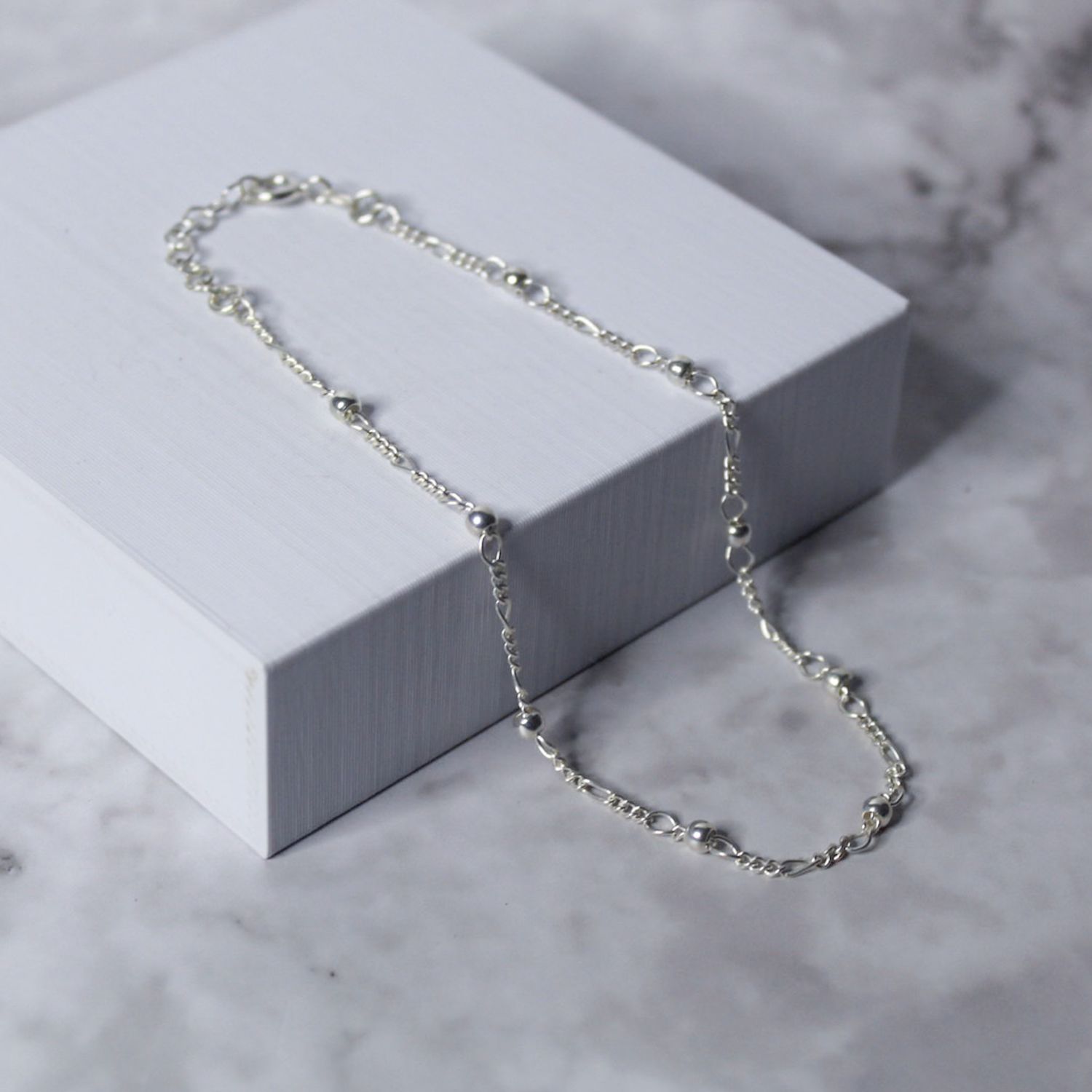 Tobillera con cadena cartier y bolitas