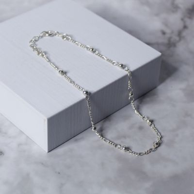 Tobillera con cadena cartier y bolitas