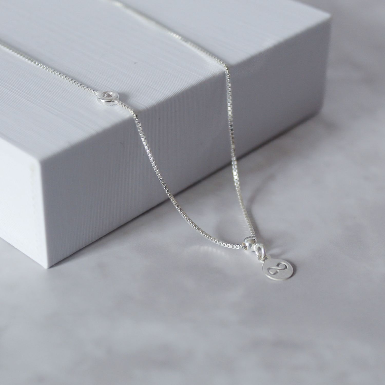 Tobillera con infinito y detalle de zirconia estilo de cadena box