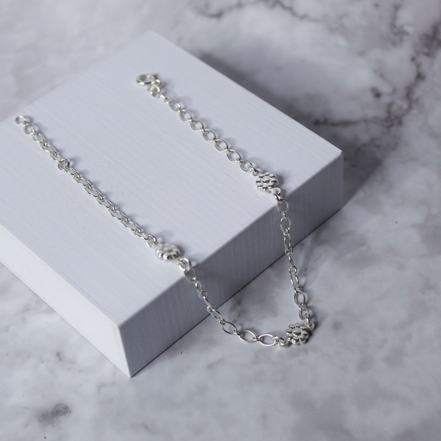 Tobillera con dijes de flor y cadena estilo tiny