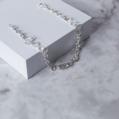 Pulsera dama con dije infinito y corazón con cadena estilo curb