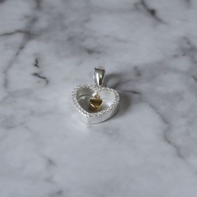 dije corazón silueta con mini corazón en baño oro