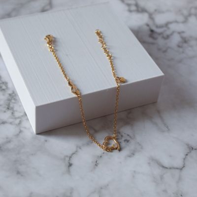 Pulsera con dije corazón y zirconia con baño de oro