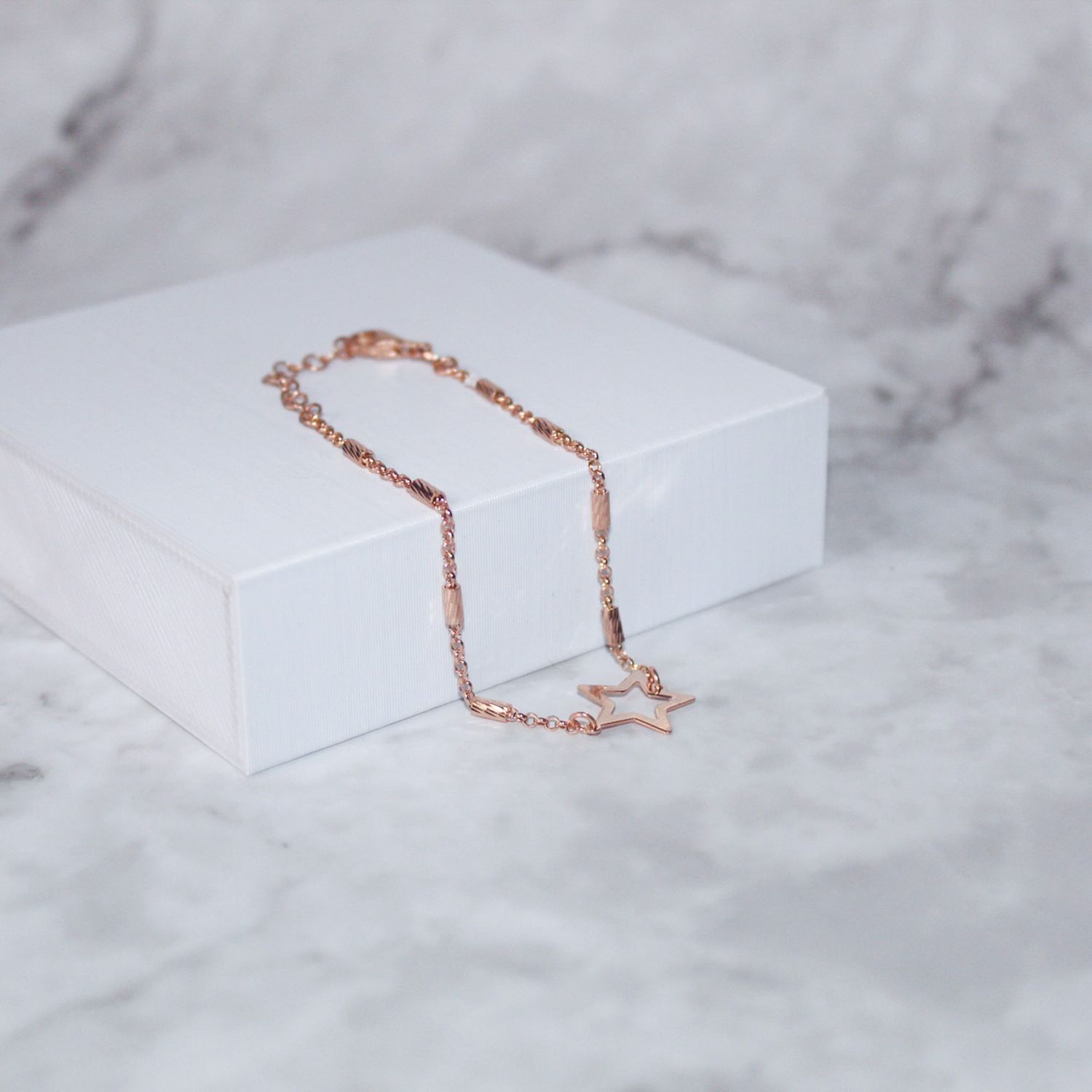 Pulsera dama con dije estrella y diseño de tubo