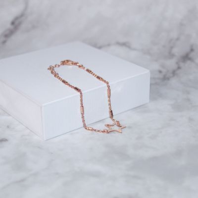 Pulsera dama con dije estrella y diseño de tubo