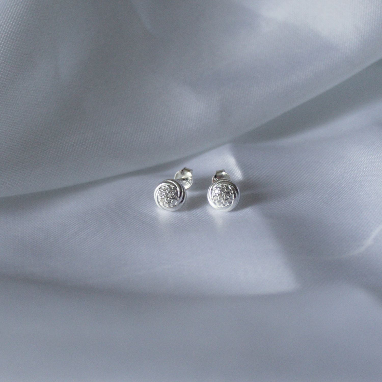 Arete con micro zirconias al centro redondo bisel 8 MM