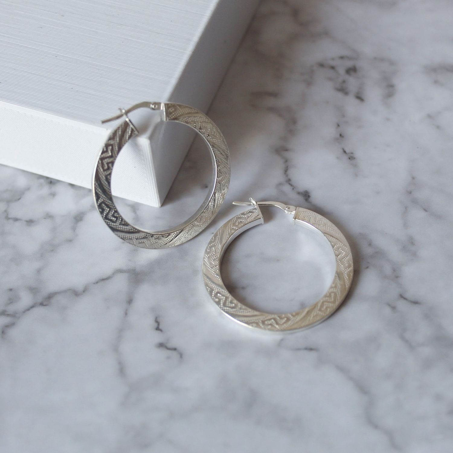 Argollas planas con diseño labrado especial