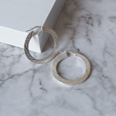 Argollas planas con diseño labrado especial