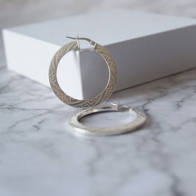 Argollas planas con diseño labrado especial
