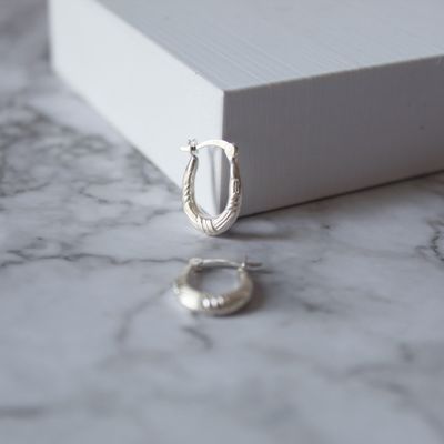 Argolla labrada pequeña