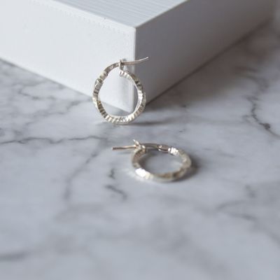 Argollas pequeñas torneadas diamantadas