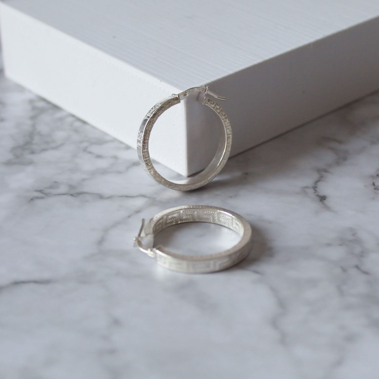 Argollas redondas con labrado especial