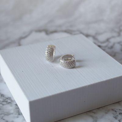 Argollas ancha de dama con zirconia