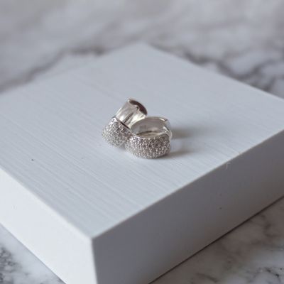 Argollas ancha de dama con zirconia