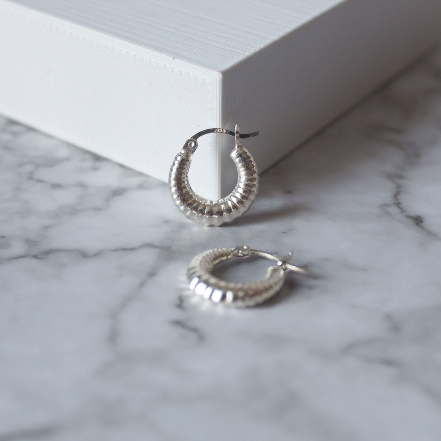 Argollas pequeñas infladas con diseño