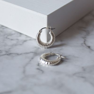 Argollas pequeñas infladas con diseño