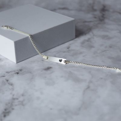 Pulsera de niña con plancha y silueta de corazón