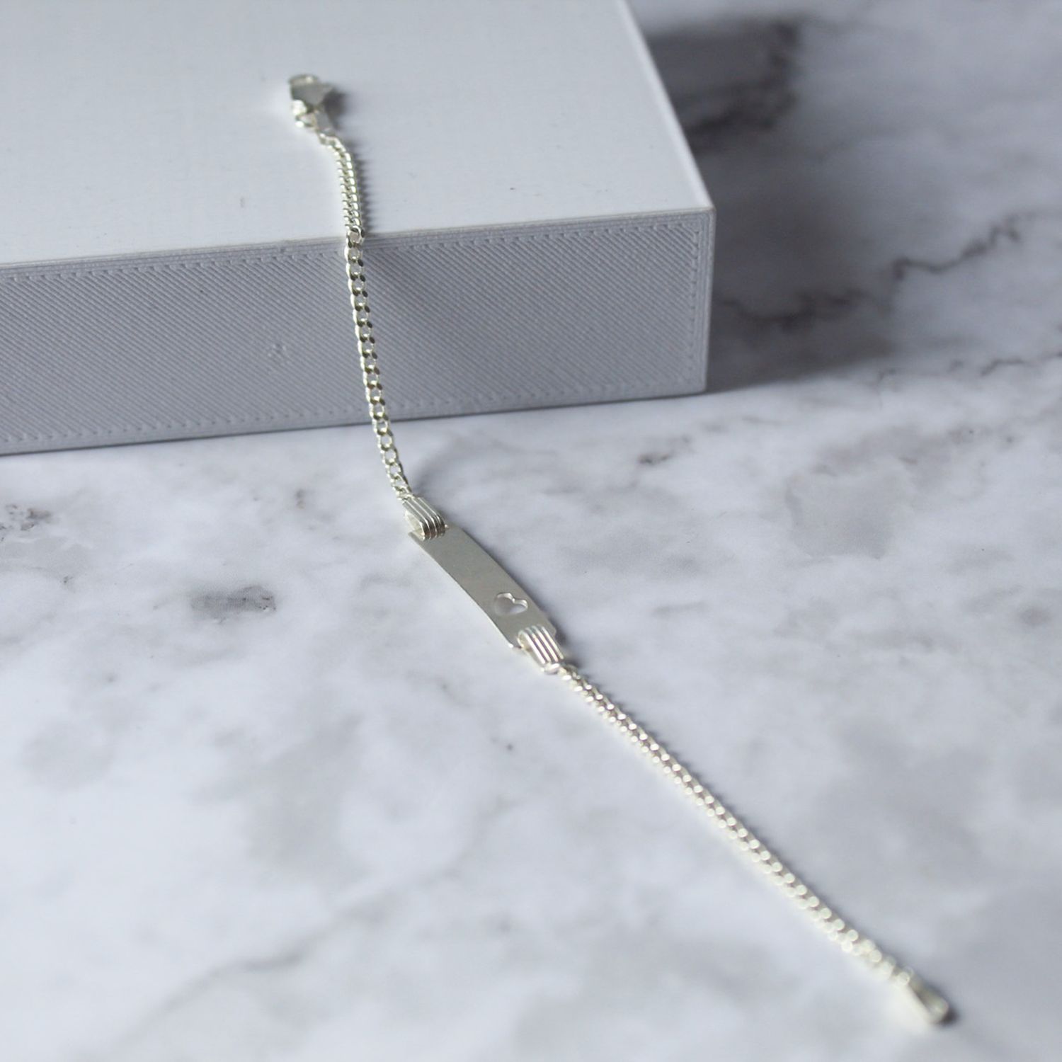 Pulsera de niña con plancha y silueta de corazón