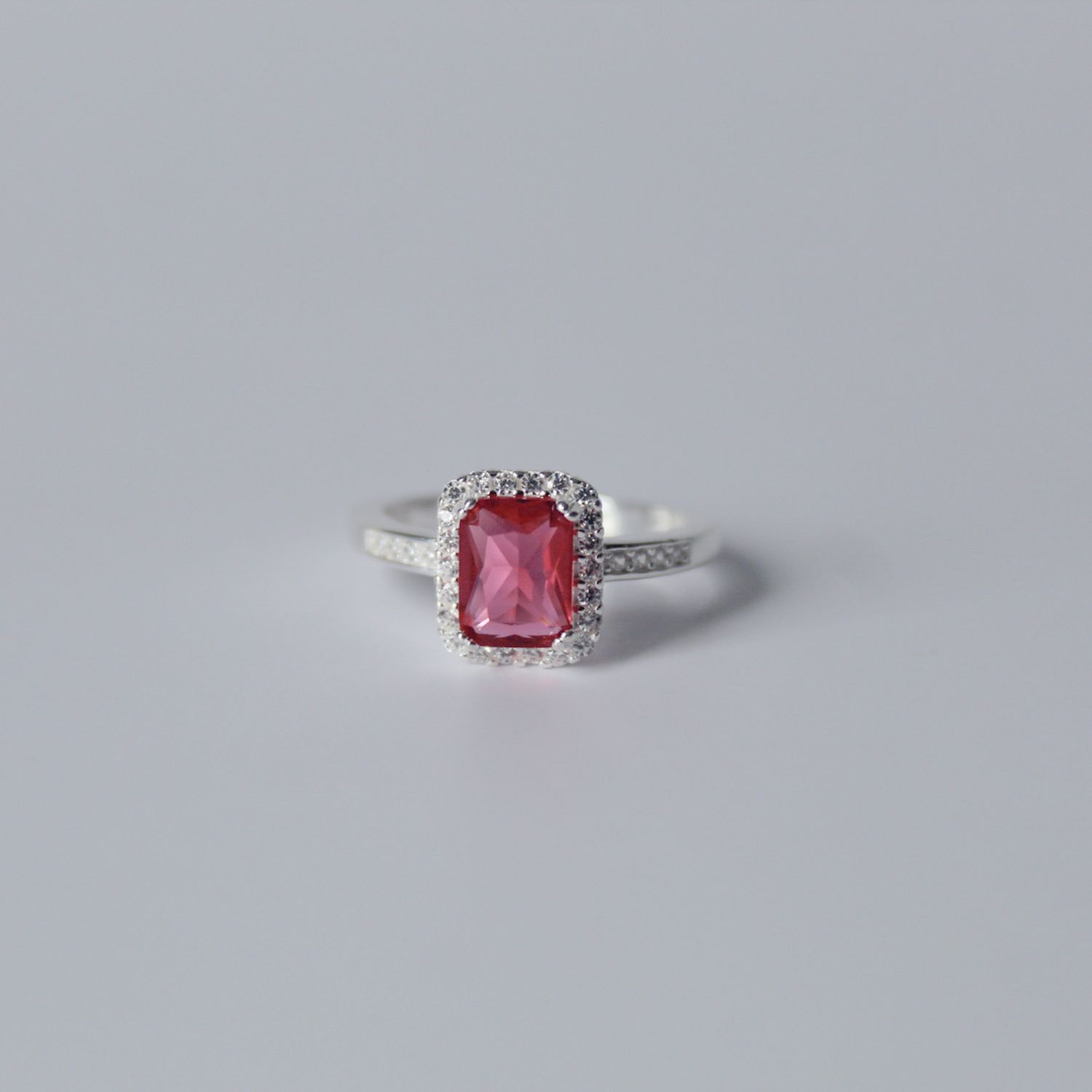 Anillo cuadrado con zirconia roja