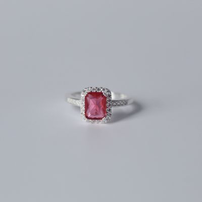 Anillo cuadrado con zirconia roja