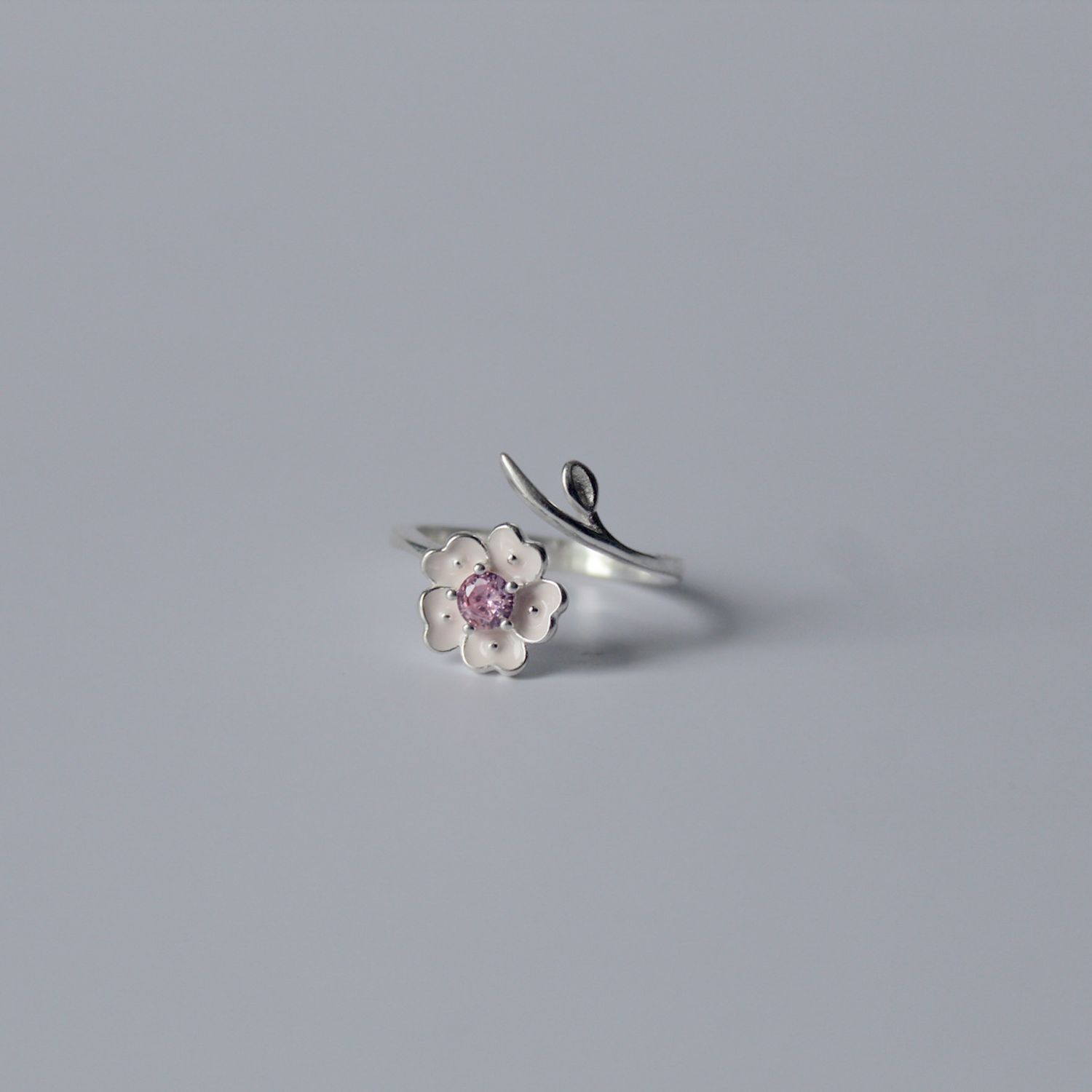 Anillo de flor rosada con zirconia rosada  ajustable