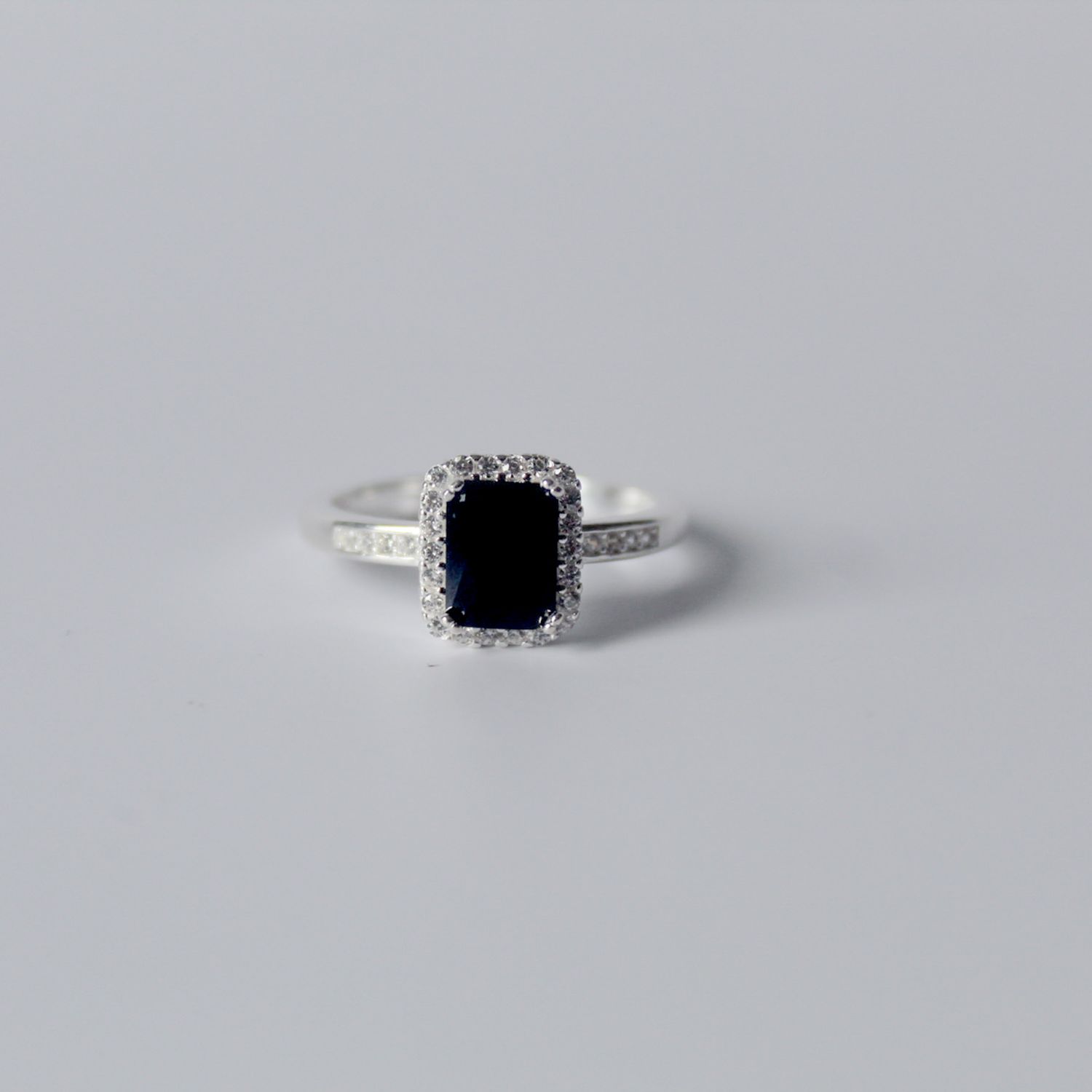 Anillo cuadrado con zirconia roja