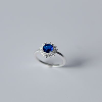 Anillo redondo zirconia azul al centro