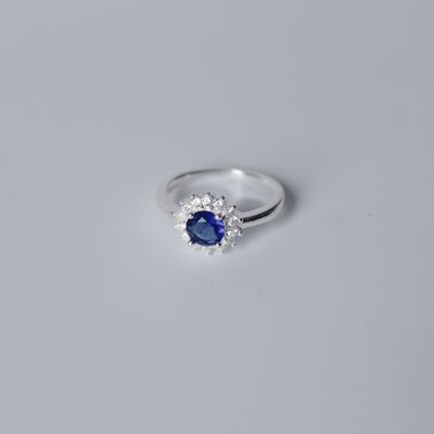 Anillo redondo zirconia azul al centro