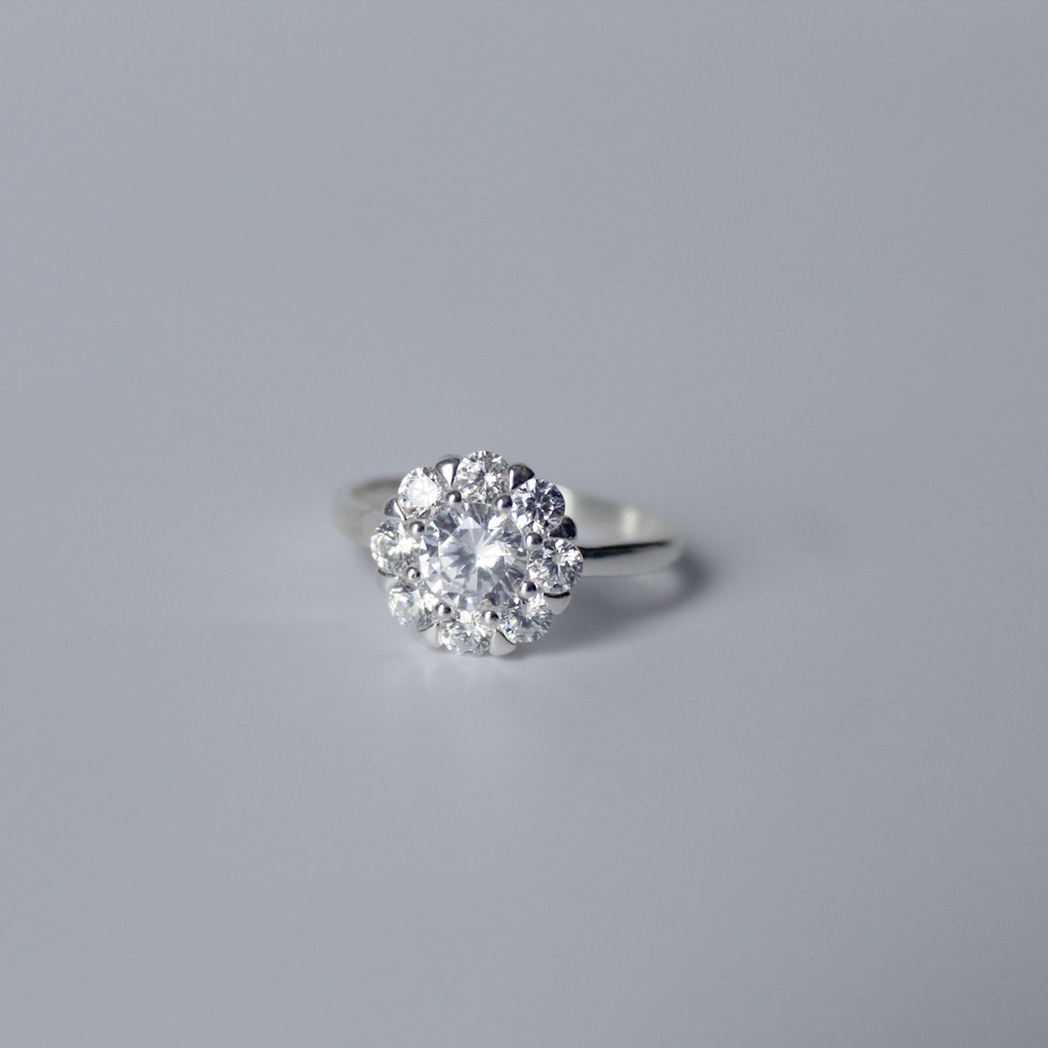 Anillo de flor con zirconias