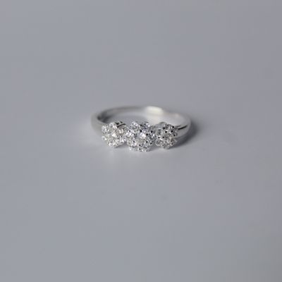 Anillo tres flores con zirconia