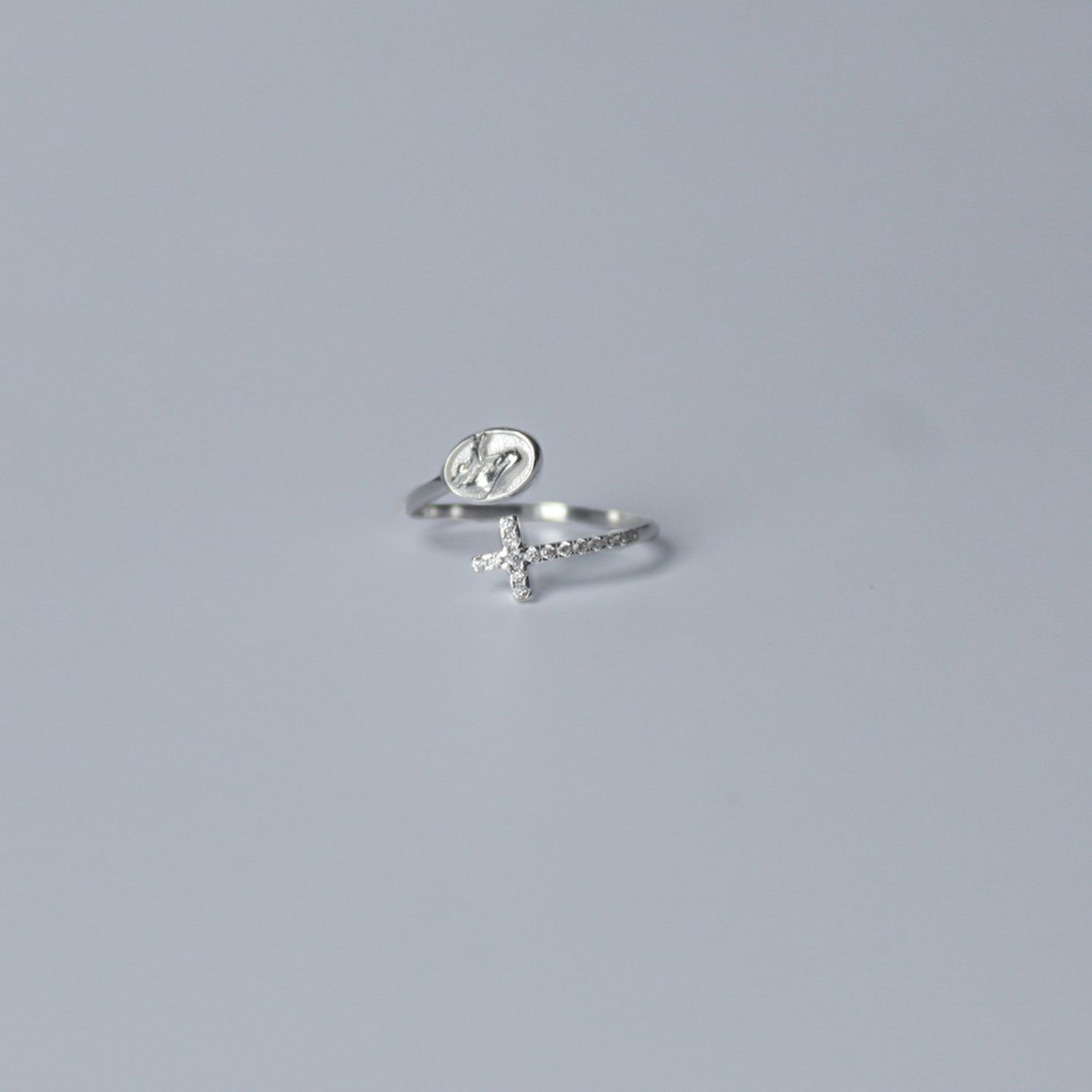Anillo ajustable de virgen con cruz de zirconia