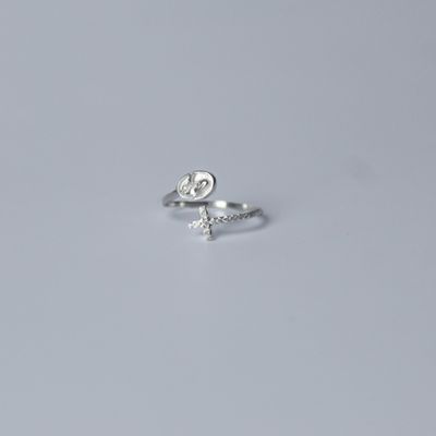 Anillo ajustable de virgen con cruz de zirconia