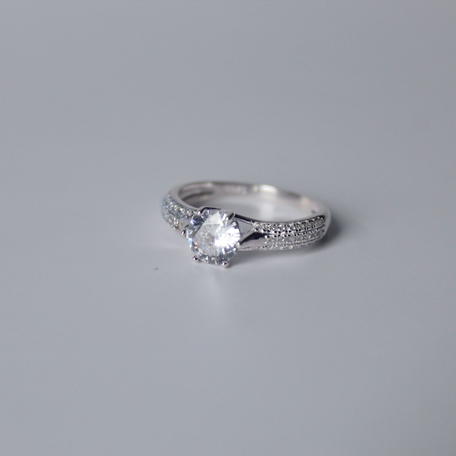 Anillo de compromiso princesa talla 8.5