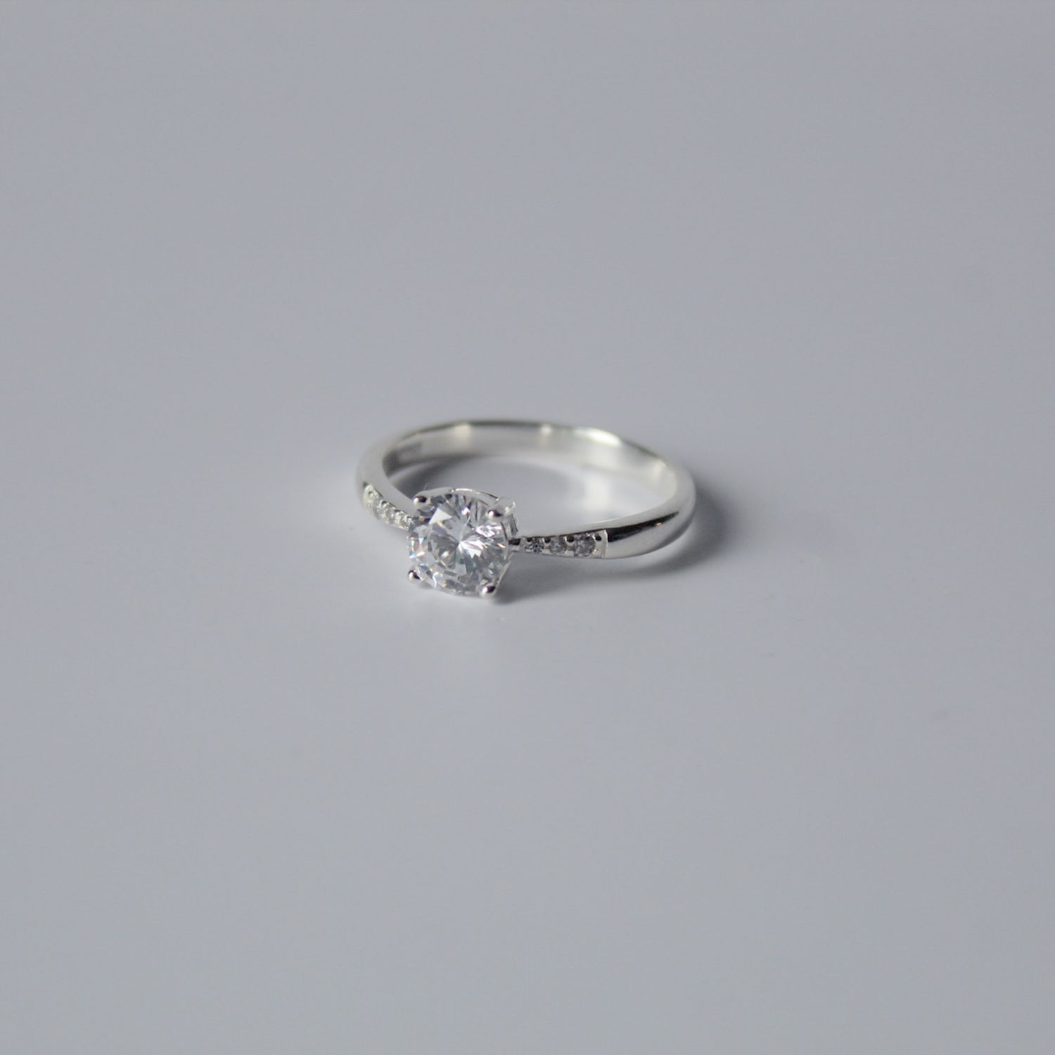 Anillo de compromiso amor en talla 8.5