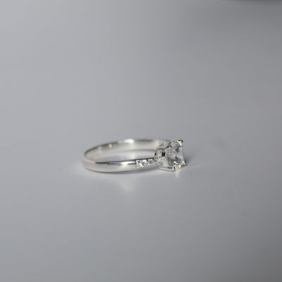 Anillo de compromiso amor en talla 8.5