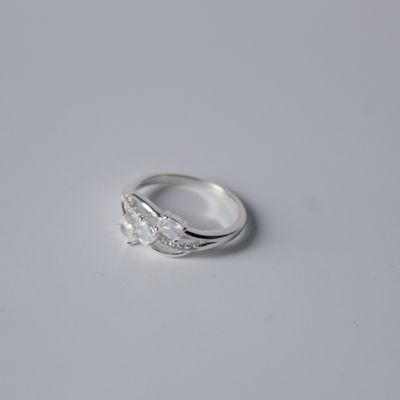 Anillo compromiso tres zirconias