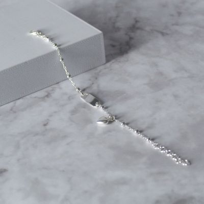 Pulsera con plancha, bolitas y dije de corazón colgante