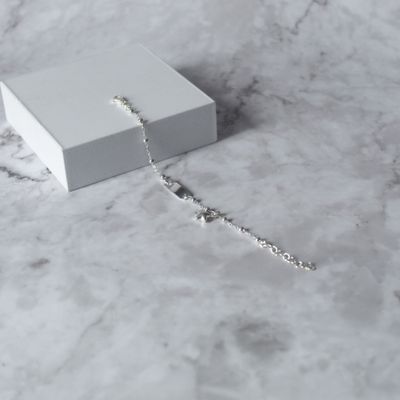 Pulsera con plancha, bolitas y dije de estrella colgante