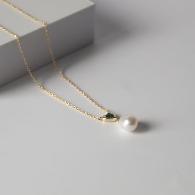 Juego de corazón con zirconia verde y perla en baño de oro de 18K