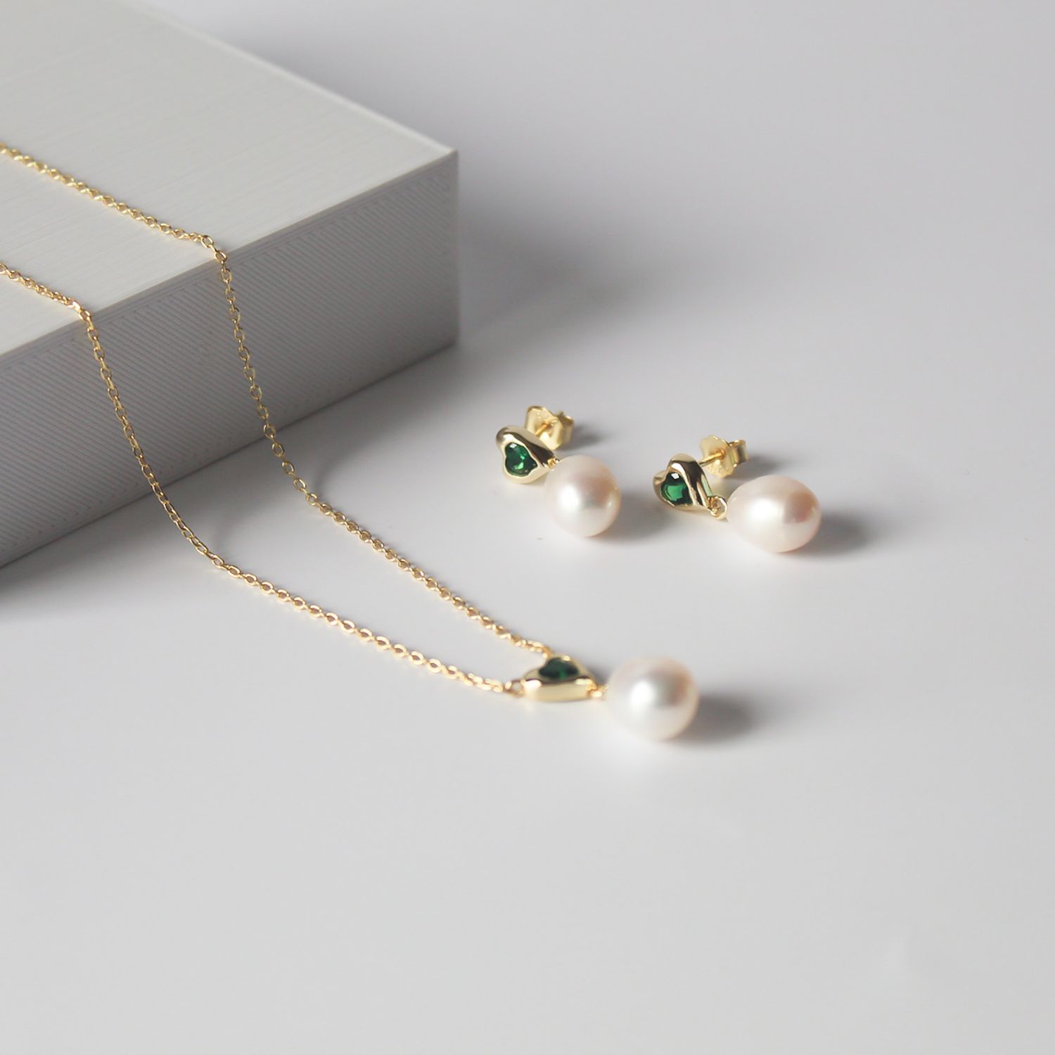 Juego de corazón con zirconia verde y perla en baño de oro de 18K