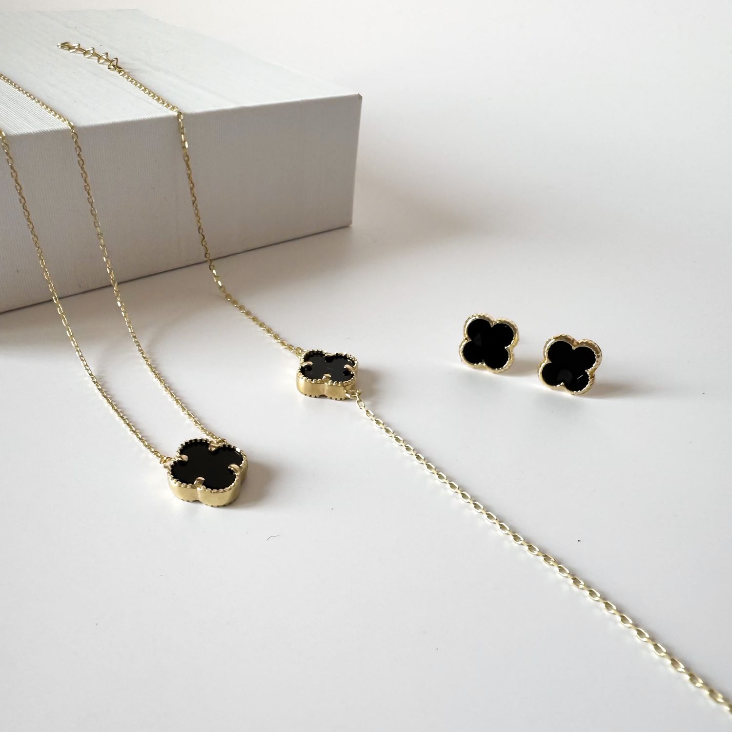 Juego en oro Italiano 10K con diseño de trebol