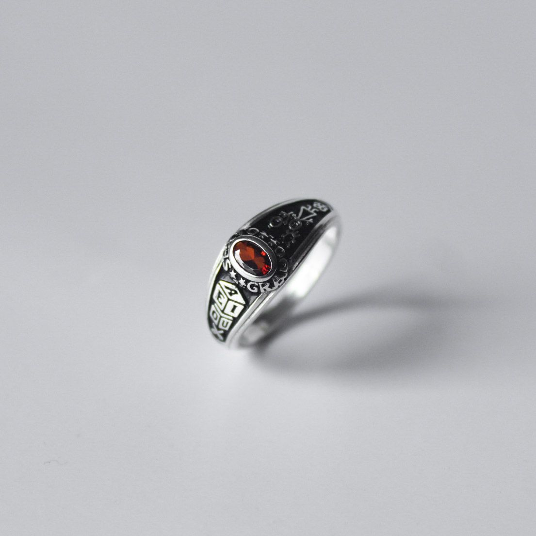 Anillo de graduación Sexto Primaria piedra roja