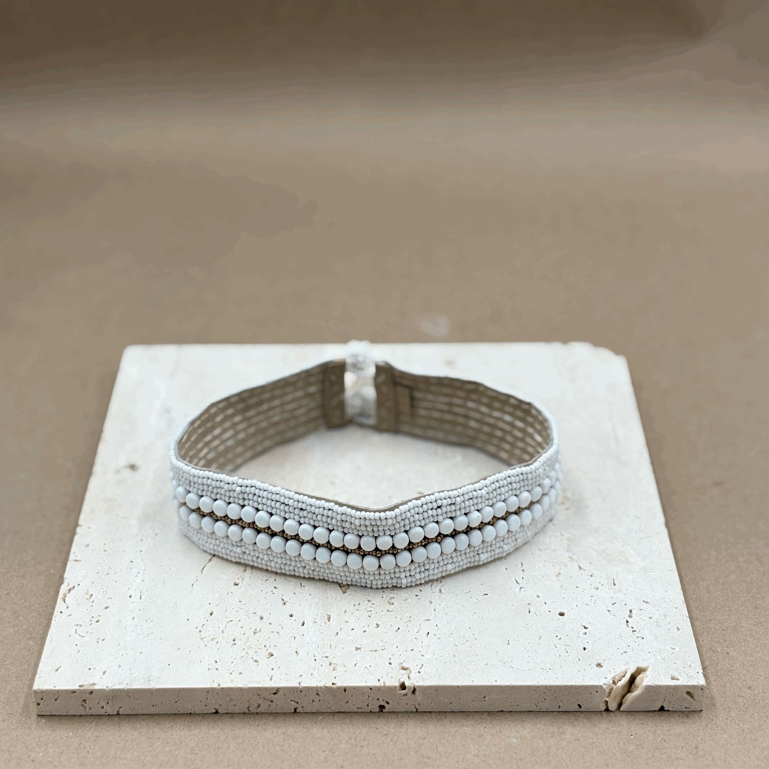 Choker Lrth Narraw Decorative WH  Gld
