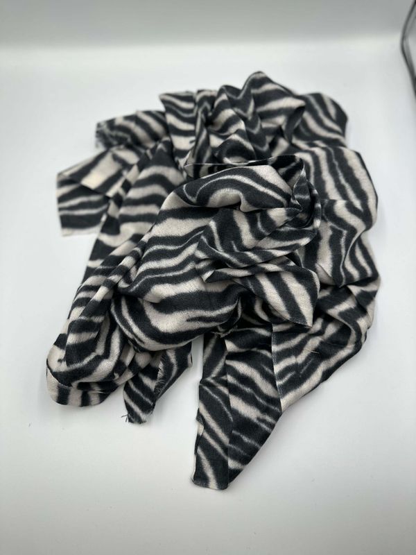 Pashmina Animal Print - COLOUR MAY RUN WHEN WASHED