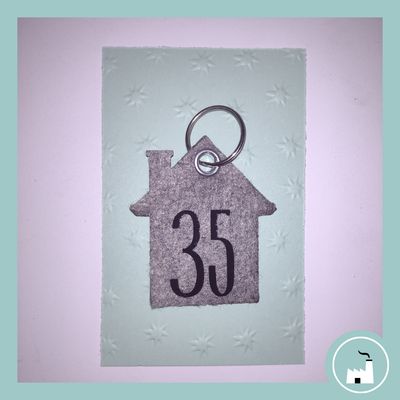 Gepersonaliseerde vilten sleutelhanger huisje